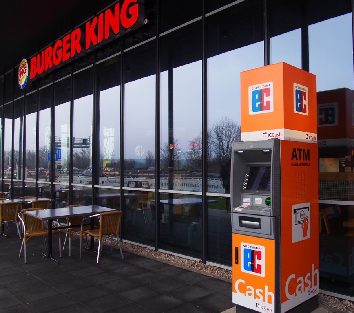 Geldautomat vor einem Schnellrestaurant