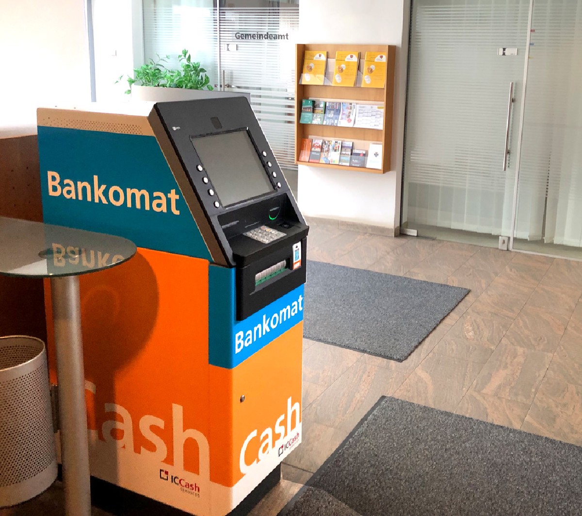 Indoor-Geldautomat an einem kommunalen Standort