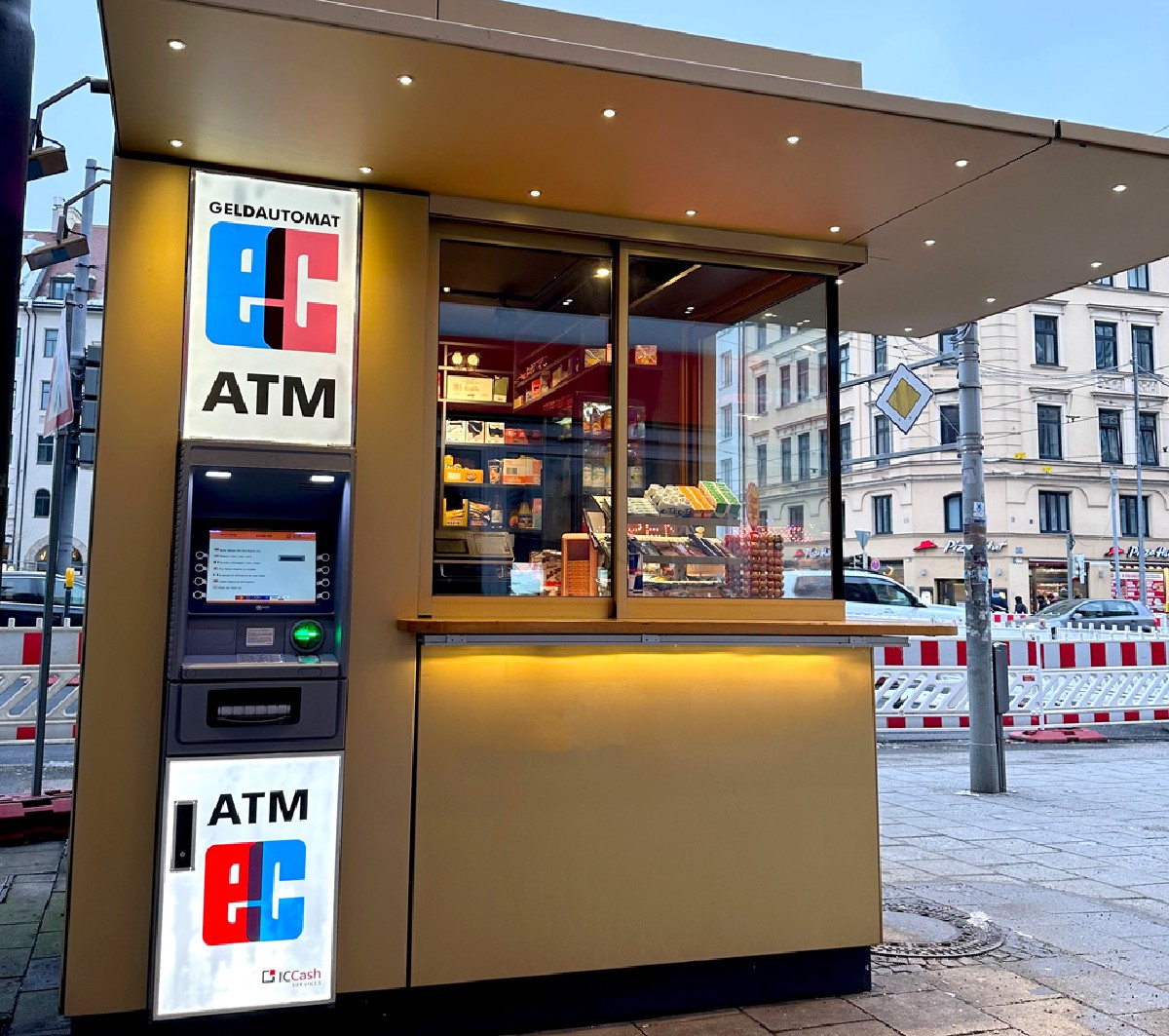 Freistehender Geldautomatenkiosk in einer Fußgängerzone