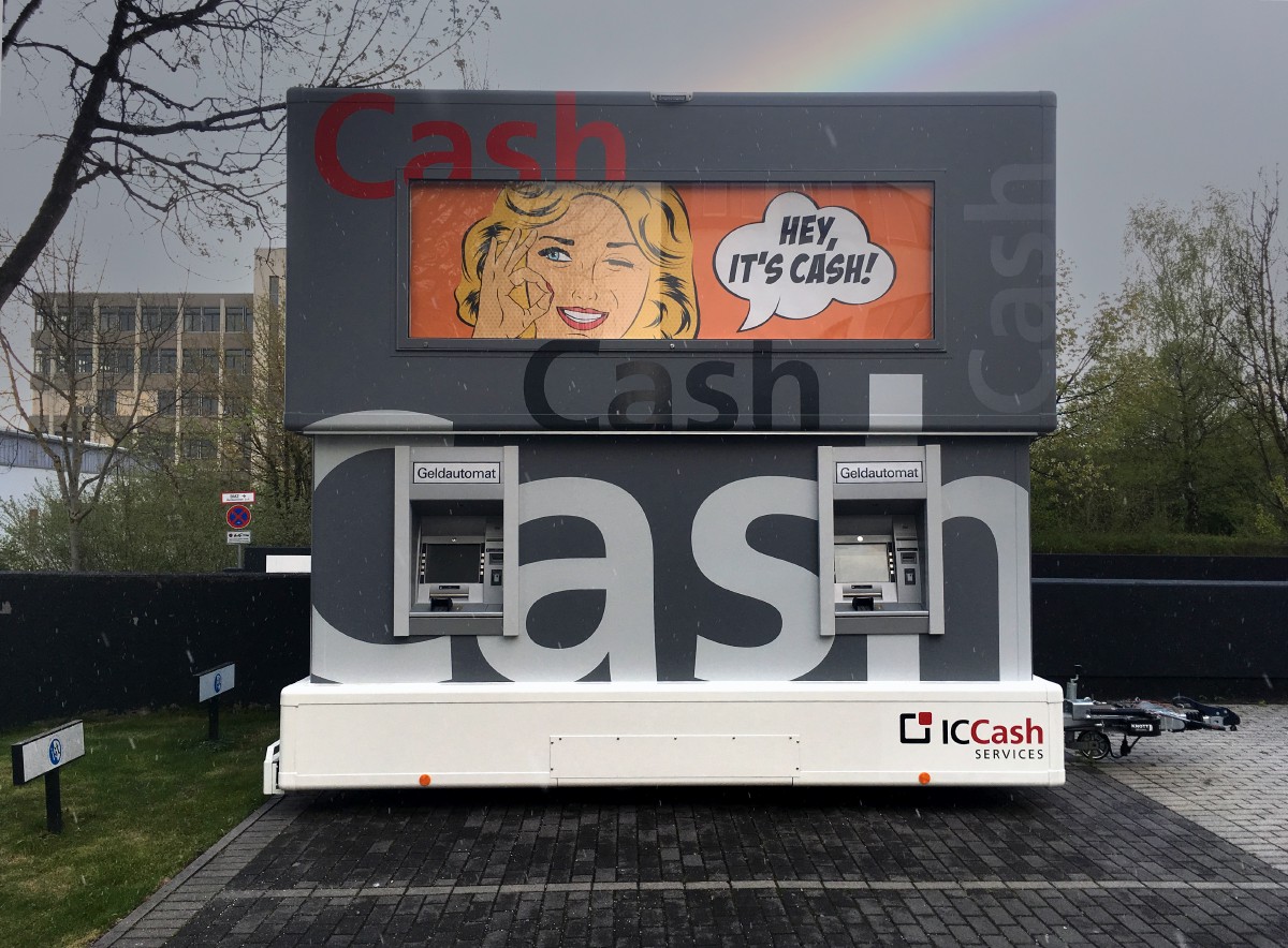 Cash Mobil mit zwei integrierten Geldautomaten und Werbefläche