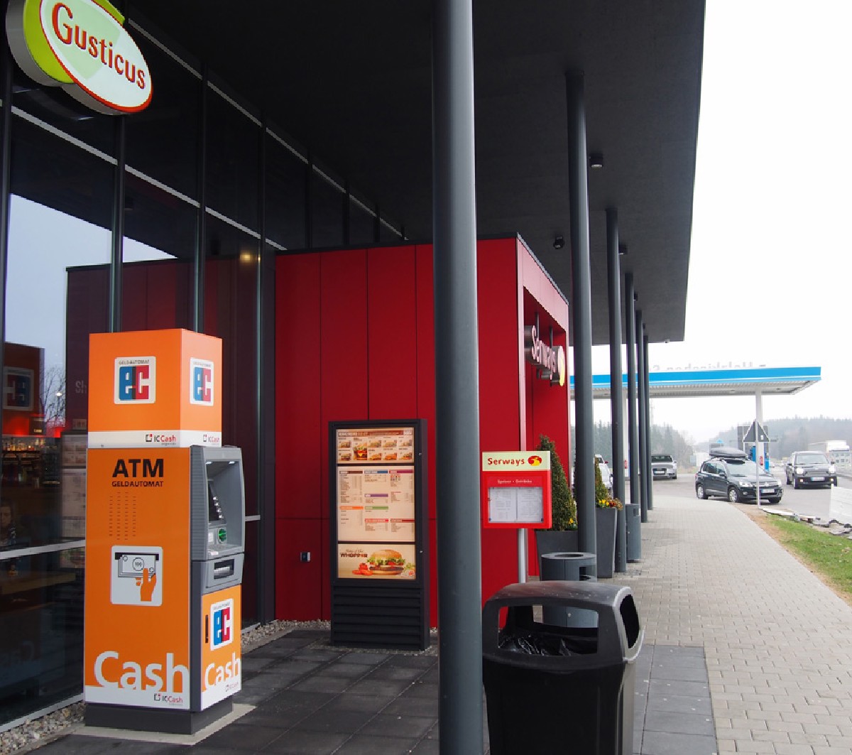 Geldautomat im Außenbereich einer Tankstelle