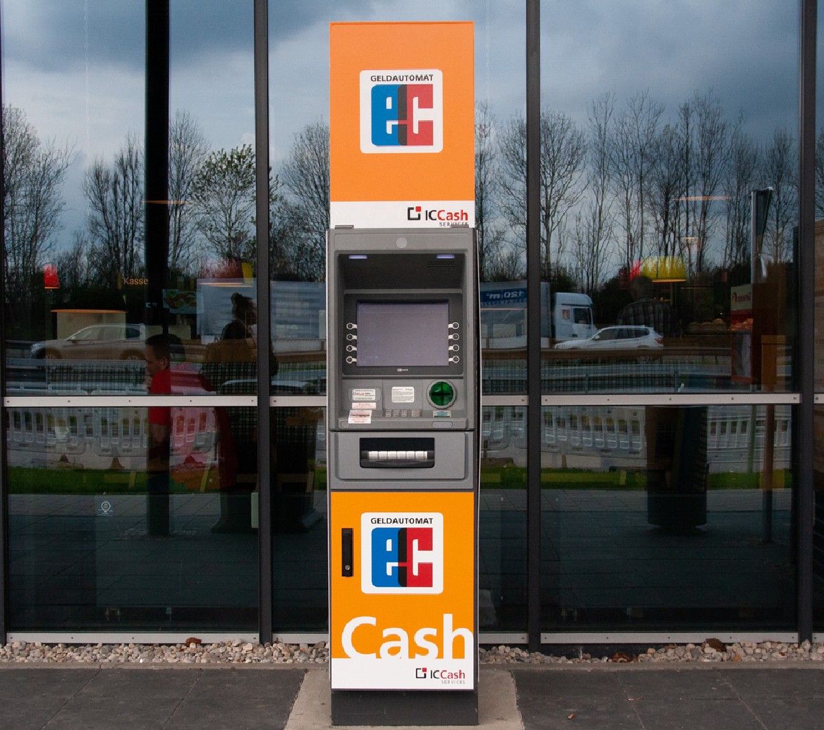 Geldautomat an einer Tankstelle – Installationsbeispiel 7