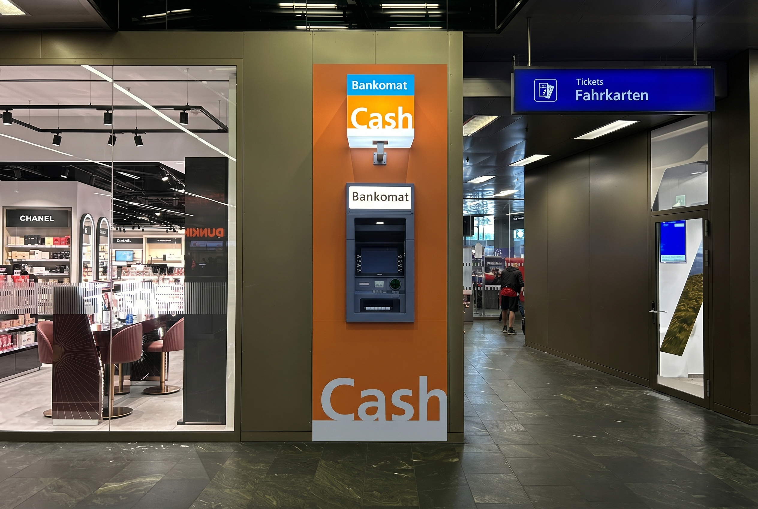 IC Cash Bankomat neben einem Fahrkartenautomaten im Bahnhof