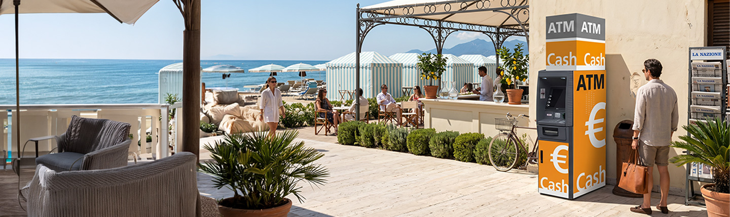 Bancomat In2Retail sul lungomare italiano accanto a una terrazza