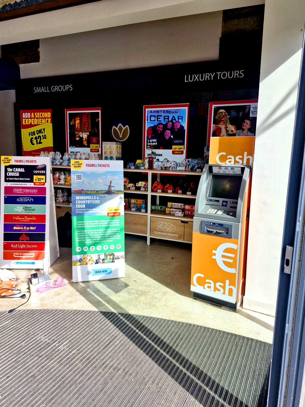 In2Retail geldautomaat in een winkel