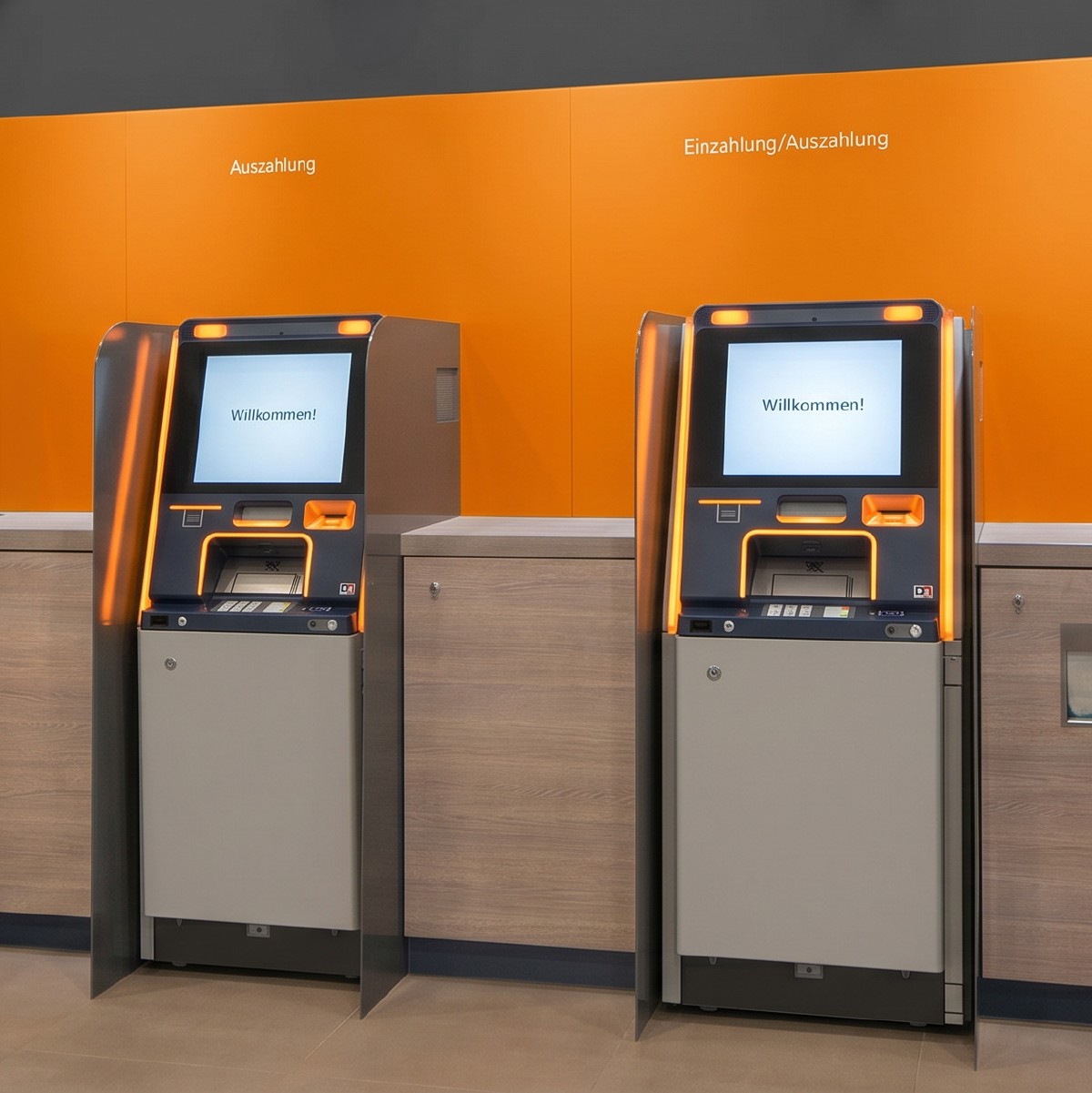Zwei IC Cash Geldautomaten in einer Bankfiliale