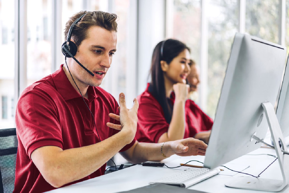IC Cash service team advising customers by phone