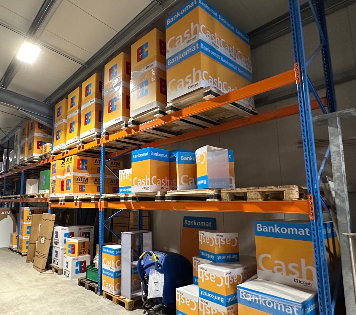 Verpackte IC Cash Geldautomaten und Komponenten im Lager